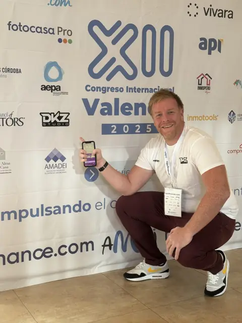 Representante de DKZ Studio ante el panel del Congreso Internacional de Valencia 2025 con logos de patrocinadores · DKZ Studio, Murcia