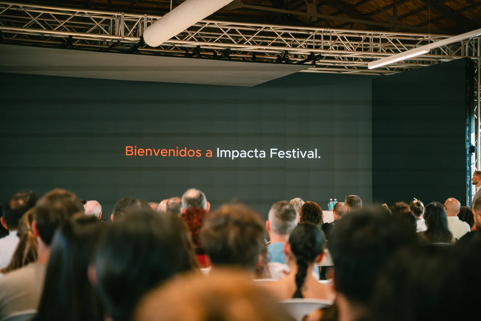 Pantalla de bienvenida a Impacta Festival ante el público, en Murcia