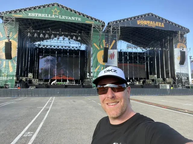 DKZ Studio member in cap and sunglasses in front of the main stage of a music festival · marketing and video agency for businesses in Cabezo de Torres