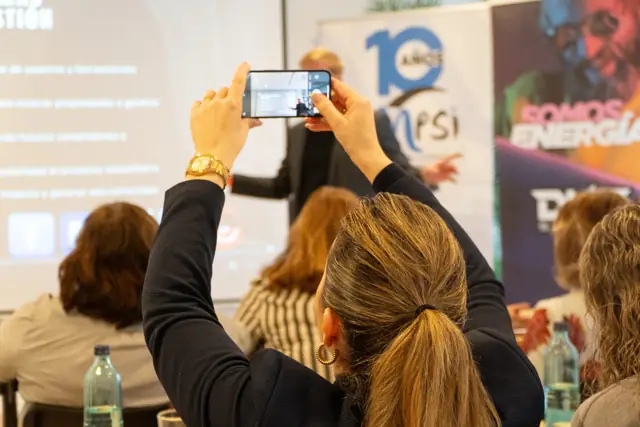 Asistente grabando con el móvil una ponencia durante una jornada profesional cubierta por DKZ Studio · agencia de marketing y vídeo para negocios de Algezares