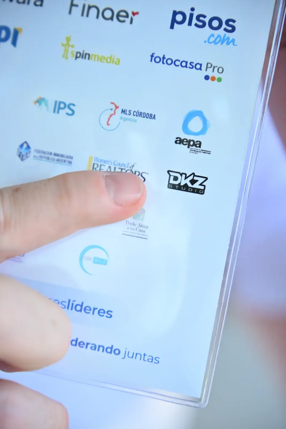 Logo de DKZ Studio junto a otras marcas patrocinadoras en un evento en Valencia