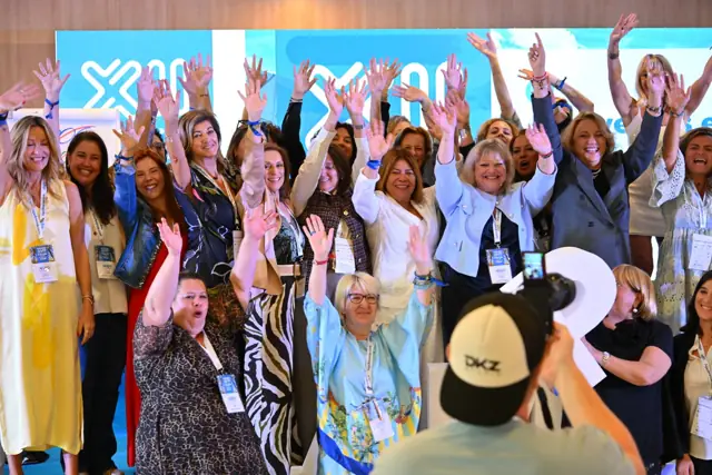 Foto de grupo de cientos de asistentes celebrando en un congreso profesional cubierto por DKZ Studio · agencia de marketing en Murcia y alrededores