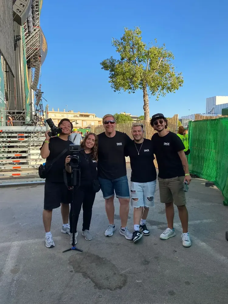 Equipo de DKZ Studio en la producción de un festival en Valencia