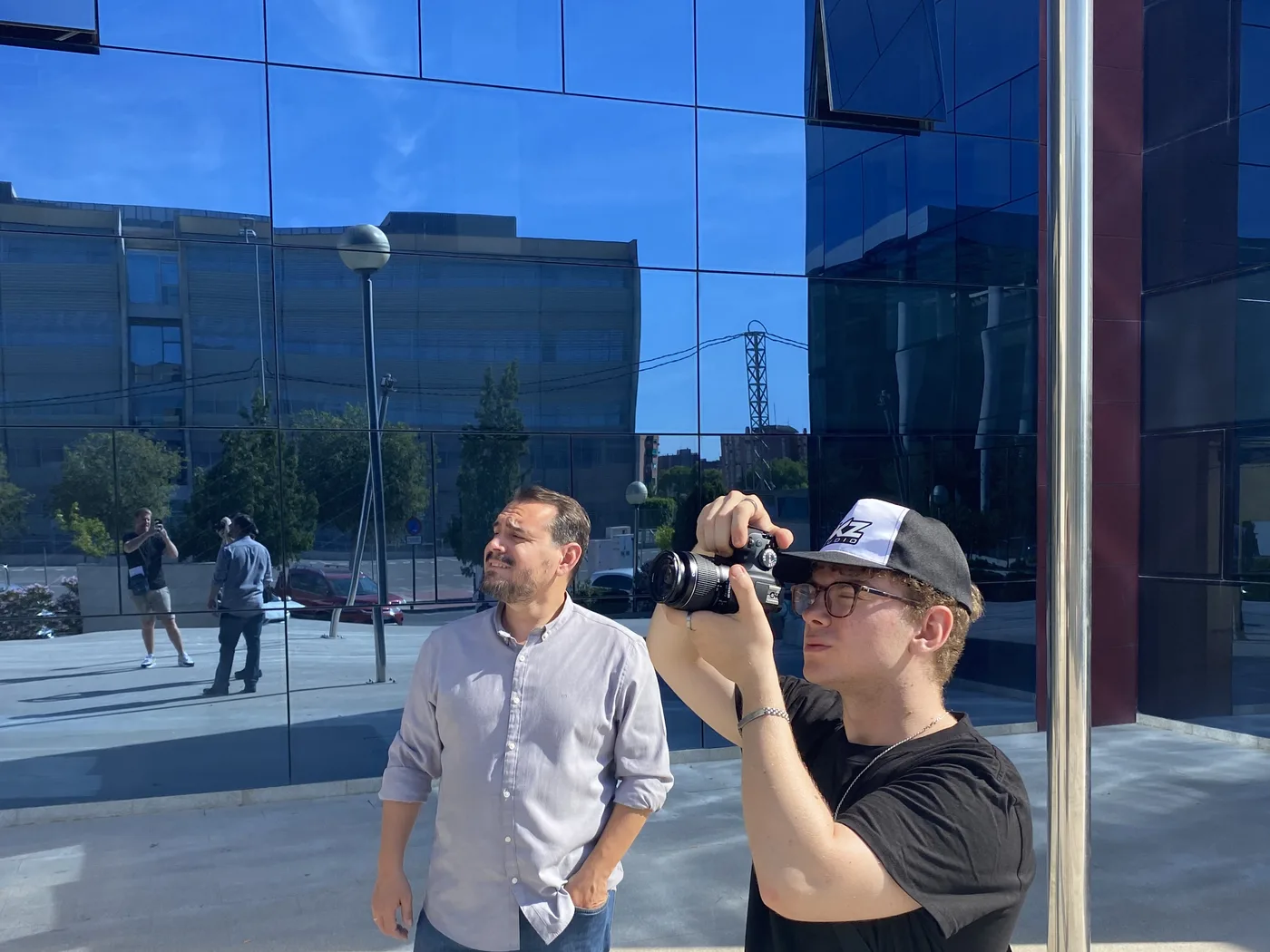 Miembro del equipo de DKZ Studio grabando a un cliente en el exterior de un edificio en Murcia