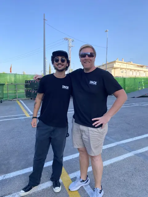Two DKZ Studio members in studio t-shirts before covering a concert · marketing and video agency for businesses in Cabezo de Torres