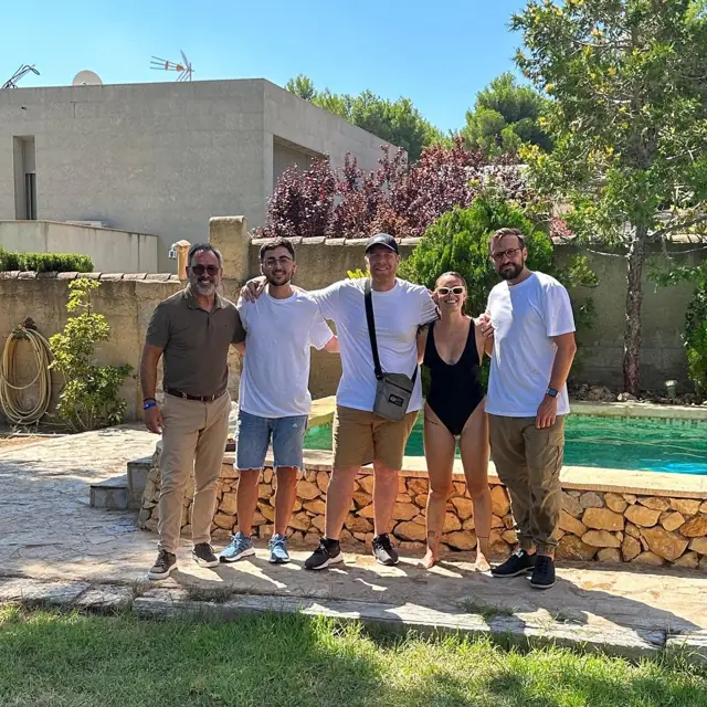 Equipo de DKZ Studio con el propietario junto a la piscina de una vivienda antes de una sesión de foto y vídeo · marketing y producción audiovisual para Lorca
