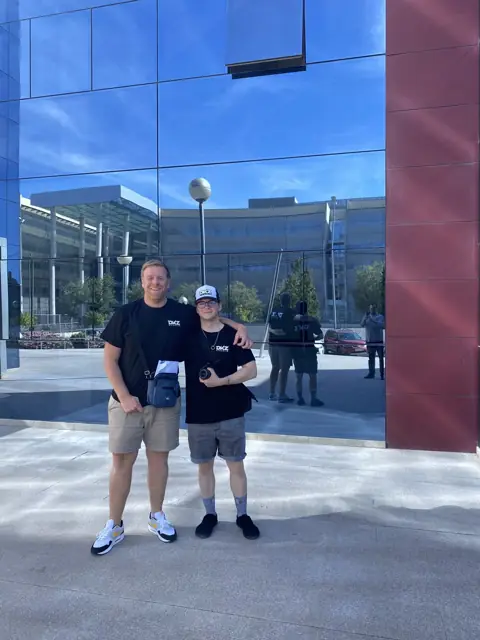 Miembro del equipo de DKZ Studio junto a un cliente delante de un edificio de oficinas antes de un rodaje · DKZ Studio, Murcia