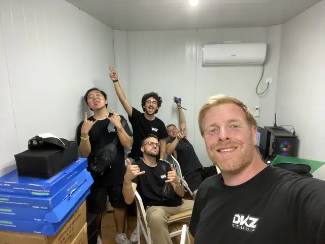 Equipo de DKZ Studio celebrando en la sala de control de un evento · agencia de marketing y vídeo para negocios de Churra