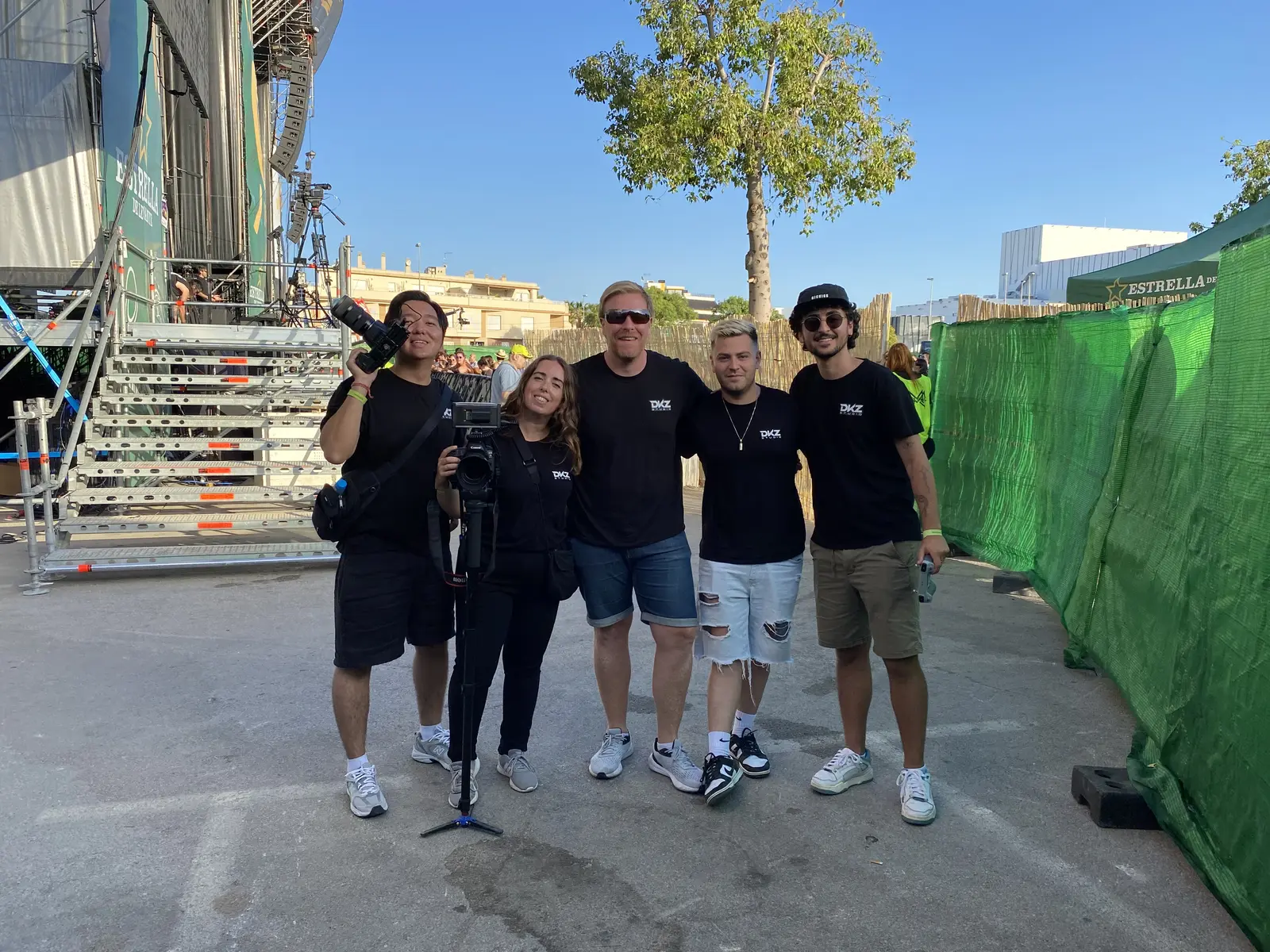 Equipo de producción técnica de DKZ Studio en el escenario de un evento en directo