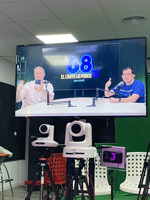 Estudio de grabación con cámaras robotizadas, micrófonos y pantalla con programa en directo · agencia de marketing y vídeo para negocios de Espinardo