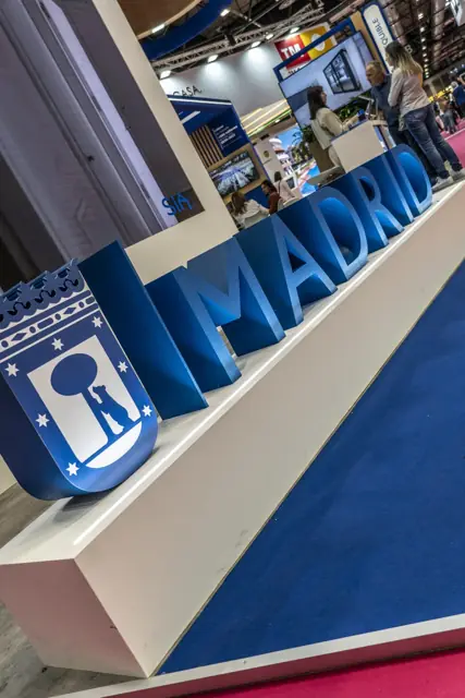 Letras gigantes de Madrid en el stand de una feria inmobiliaria cubierta por DKZ Studio · DKZ Studio, Murcia