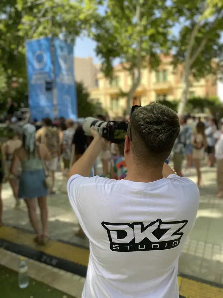 Equipo de DKZ Studio en la cobertura fotográfica de un acto de prensa en Murcia