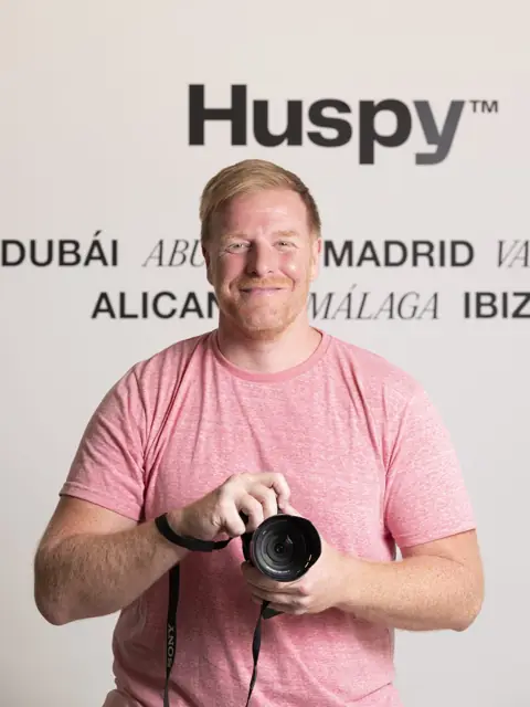 Fotógrafo y videógrafo de DKZ Studio con cámara réflex en un evento del sector inmobiliario · DKZ Studio, Murcia