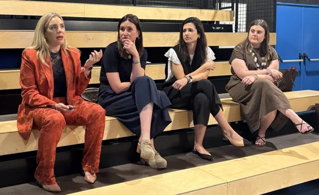 Cuatro ponentes sentadas en una mesa redonda durante un evento profesional · agencia de marketing en Murcia y alrededores