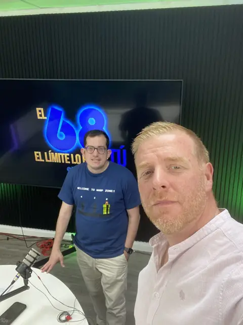 Invitados ante la pantalla de un estudio de podcast con el programa «El límite lo pones tú» · agencia de marketing y vídeo para negocios de Espinardo