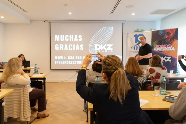 Sala de formación durante una ponencia de marketing digital de DKZ Studio con diapositiva de agradecimiento · agencia de marketing y vídeo para negocios de Espinardo