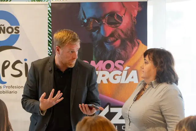 Ponente de DKZ Studio durante una jornada profesional con roll-up «Somos energía» y sala llena · agencia de marketing y vídeo para negocios de Algezares