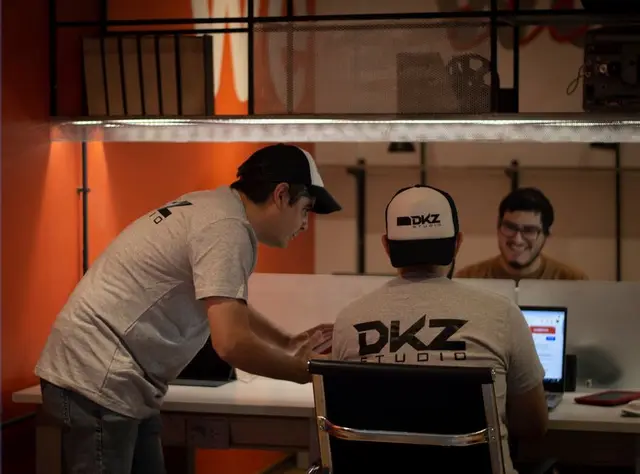 Equipo de DKZ Studio trabajando en un proyecto de diseño e identidad de marca en Murcia