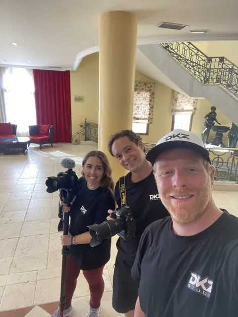 Equipo de DKZ Studio con cámara y estabilizador en el vestíbulo de un hotel · marketing y producción audiovisual para Águilas