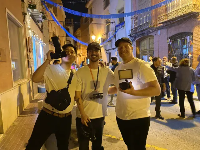 Tres miembros del equipo de DKZ Studio con cámaras y luz led en un rodaje nocturno en una calle del casco antiguo · agencia de marketing y vídeo para negocios de Puente Tocinos