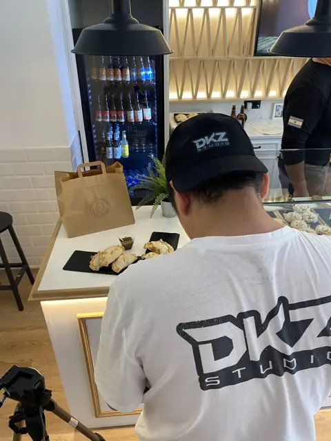 Videógrafo de DKZ Studio grabando contenido en una cafetería de especialidad para redes sociales · DKZ Studio, Murcia