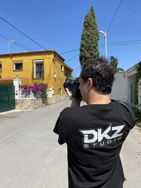 Videógrafo de DKZ Studio grabando la fachada de una vivienda para un anuncio inmobiliario · marketing y producción audiovisual para Lorca