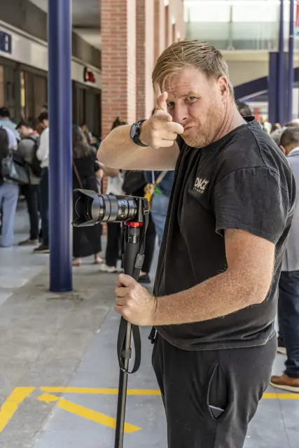 Videógrafo de DKZ Studio con estabilizador de cámara durante un rodaje en exteriores · DKZ Studio, Murcia