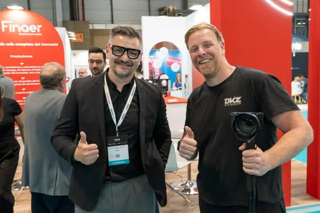 Videógrafo de DKZ Studio con cámara junto a un asistente en una feria profesional · agencia de marketing y vídeo para negocios de Churra